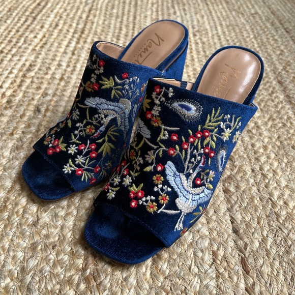SOLD! Nanette Lepore Blue Velvet Embroidered Mules Size 7.5 - Picture 9 of 9